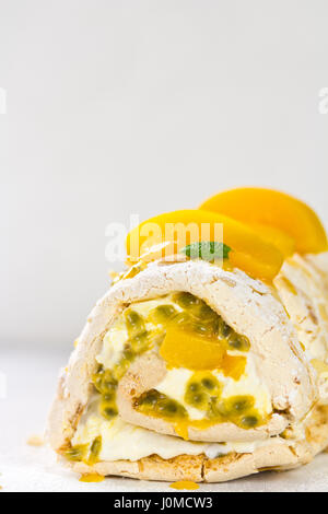 Baiser-Roulade mit Sahne und Passionsfrucht Stockfoto