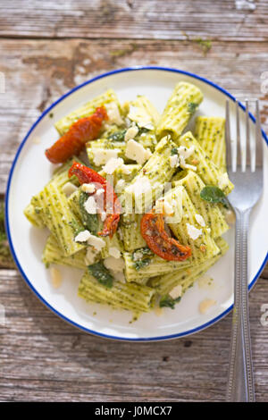 Pesto Pasta Salat mit getrockneten Tomaten Stockfoto