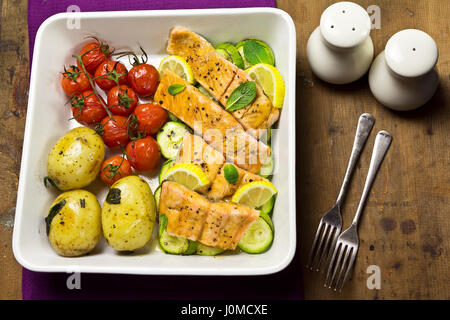 Lachs mit Cherry-Tomaten, Zucchini und Babykartoffeln Stockfoto