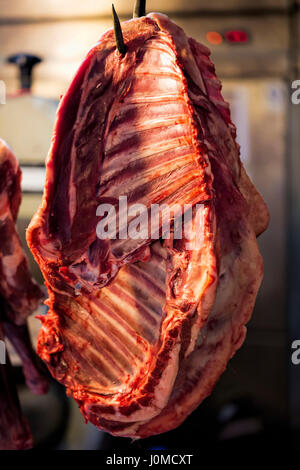 Rohes Rindfleisch Metzgerei Fleisch auf dem Haken Stockfoto