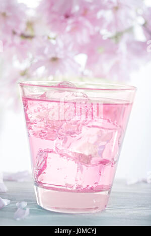 Rosa Limonade mit rosa Blumen Stockfoto