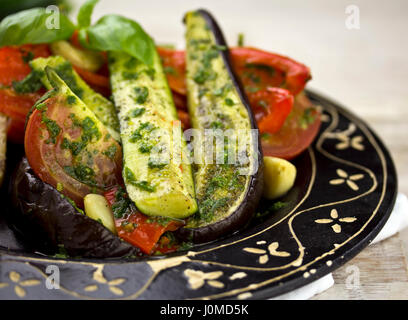 Ratatouille mit Auberginen, Zucchini, Paprika und Tomaten Stockfoto