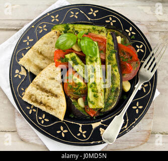 Ratatouille mit Auberginen, Zucchini, Paprika und Tomaten Stockfoto