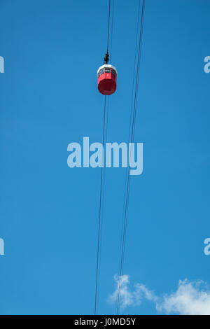 Seilbahn Barcelona rot auf blauen Himmelshintergrund Stockfoto