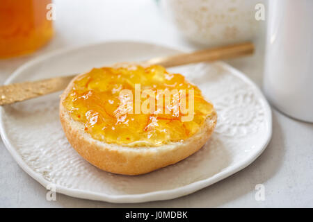 Frische Brötchen mit Orangenmarmelade Stockfoto