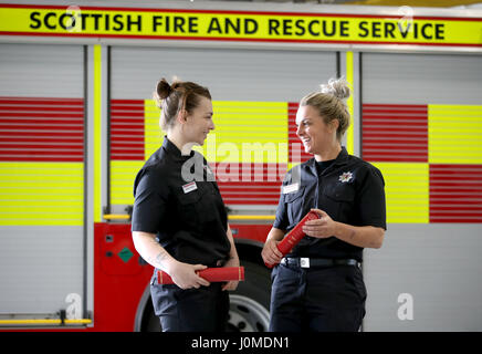 Jemma Campbell (links) und Rhonda Jones sind zwei der 101 neue hauptamtliche Feuerwehrleute, die in einer speziellen Zeremonie an der schottischen Feuer und Rettung Service National Training Center in Cambuslang, Glasgow absolviert. Stockfoto