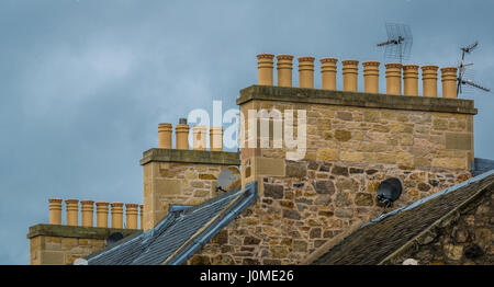 Nahansicht von Kamintöpfen auf Kaminstapeln auf dem Dach alter Steingebäude, Haddington, East Lothian, Schottland, Großbritannien Stockfoto