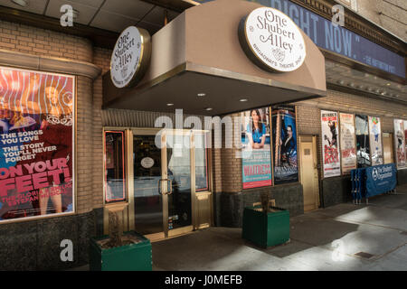 Broadway-Show-Plakate und Geschenkeladen, Shubert Alley, Times Square, New York Stockfoto