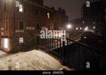 Eine Brücke und ein Kanal komplett weiß während einer schweren Schnee in Venedig. Stockfoto