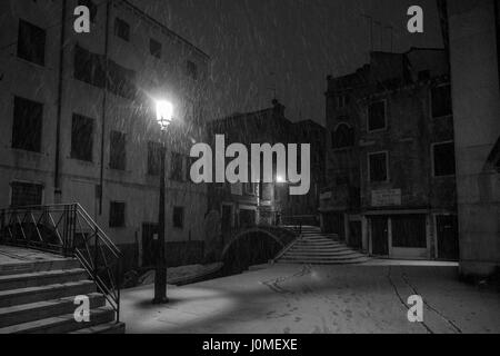 Eine Brücke und ein Kanal komplett weiß während einer schweren Schnee in Venedig. Stockfoto