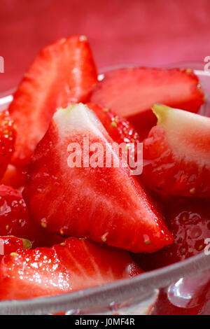 Gehackte frische reife Erdbeeren. Nahaufnahme. Stockfoto