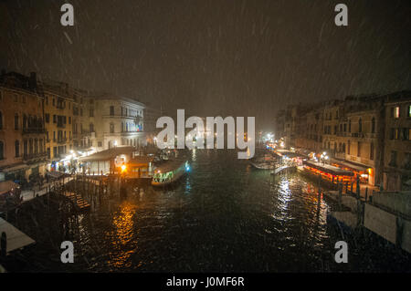 Schnee fällt auf den Canal Grande in Venedig. Stockfoto