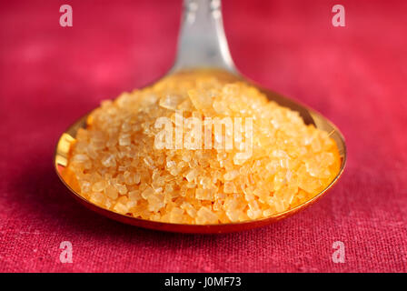 Brauner Zuckerkristalle auf Löffel. Nahaufnahme. Geringe Schärfentiefe. Stockfoto