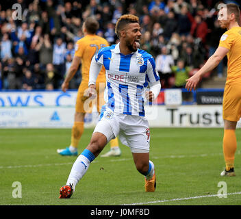 Huddersfield Town Elias Kachunga feiert scoring seiner Seite das erste Tor des Spiels während der Himmel Bet Meisterschaftsspiel im Stadion der John Smith, Huddersfield. Stockfoto