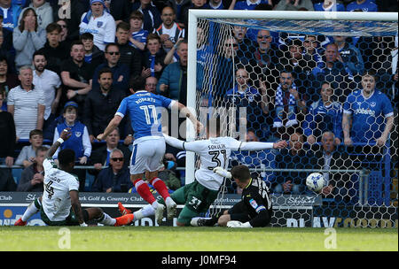 Portsmouthâ€™ s Gary Roberts erzielt sein erste Tor Seiten während der Himmel Bet League Two Spiel im Fratton Park, Portsmouth. Stockfoto