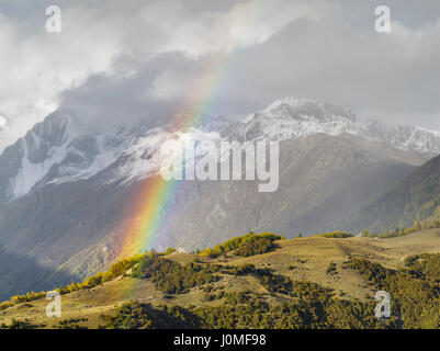 Schöne Berg Regenbogen mit Schnee Berge Hintergrund, Sichuan, China. Stockfoto