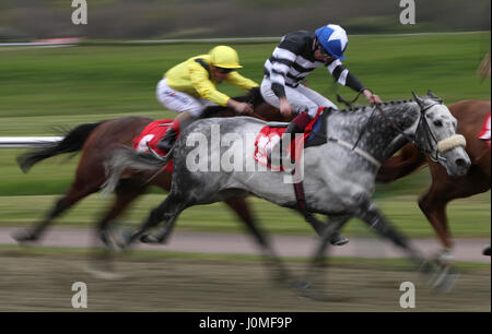 Staatsverschuldung von James Sullivan auf dem Weg zum Gewinn der Sunbets Allwetter-Meile Meisterschaften Bedingungen Einsätze in Lingfield Racecourse geritten. Stockfoto