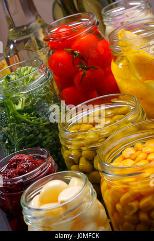 Pantry mit verschiedenen Konserven Gläser eröffnet. Schräg zu schießen. Stockfoto