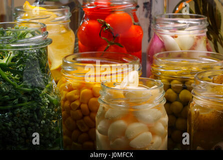 Pantry mit verschiedenen Konserven Gläser eröffnet Stockfoto