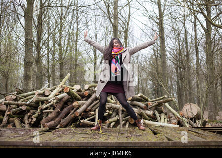 Junge Dame vor großen Herausforderungen Stockfoto