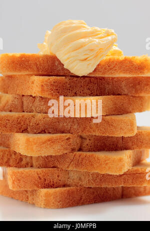 Nahaufnahme von gestapelten Toast Brotscheiben mit butter Stockfoto