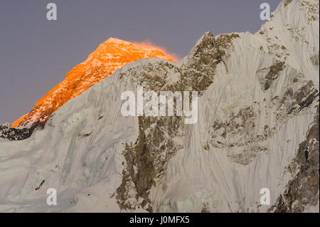 Sonnenuntergang über Mount Everest, Nepal mit Teil des Nuptse im Vordergrund. Foto © robertvansluis.com Stockfoto