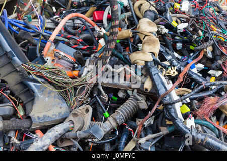 Schrott Elektrokabel Bündel von Fahrzeugen geborgen Stockfoto