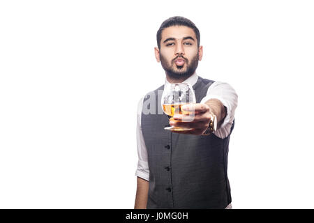 Gut aussehend bärtigen Geschäftsmann mit einem Glas Whisky. Teilen Sie trinken und umarme. Studioaufnahme, isoliert auf weißem Hintergrund. Stockfoto