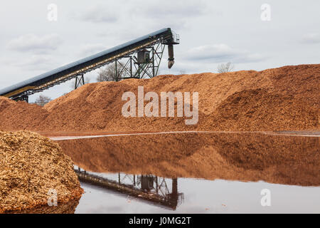 Stapel von verarbeitetem Holz Chips bereit zum Laden Stockfoto