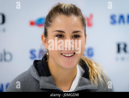 BIEL, Schweiz - 11 APRIL: Belinda Bencic spricht mit den Medien beim Tennisturnier 2017 Ladies Open Biel WTA International Stockfoto