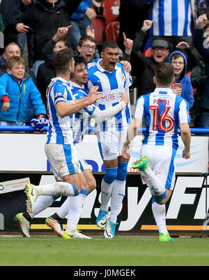 Huddersfield Town Collin Quaner (Mitte) feiert, nachdem er seine Seiten Dritter und gewinnende Ziel während der Himmel Bet Meisterschaftsspiel im Stadion der John Smith, Huddersfield punktet. Stockfoto