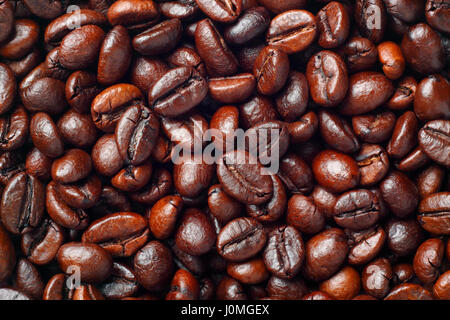 Nahaufnahme der Kaffeebohnen (Robusta-Kaffee). Full-Frame, Ansicht von oben. Stockfoto