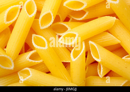 Rohe Penne Rigate Nudeln. Full-Frame, Ansicht von oben. Stockfoto