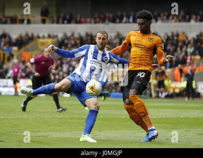 Brighton & Hove Albion Glenn Murray (links) und Wolverhampton Wanderers Kortney Hause Kampf um den Ball während der Himmel Bet Meisterschaft match bei Molineux, Wolverhampton. Stockfoto