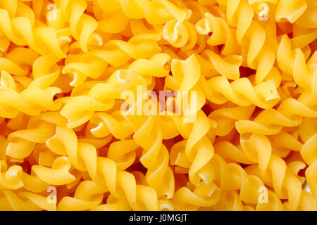 Rohe Rotini Nudeln. Full-Frame, Ansicht von oben. Stockfoto