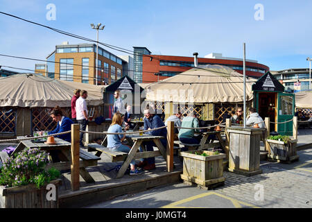 Außen Jurte üppigen Cafe gebildet als 3 miteinander verbundenen Mongolisch-Stil Zelte in Bristol Temple Meads Station Stockfoto