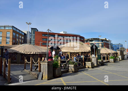 Außen Jurte üppigen Cafe gebildet als 3 miteinander verbundenen Mongolisch-Stil Zelte in Bristol Temple Meads Station Stockfoto