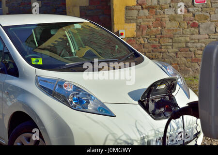 Nissan Leaf Elektroauto aufgeladen Stockfoto