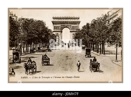 Historische alte Paris Arc de Triomphe Vintage historischen c 1900 sepia B&W Postkarte Blick auf L'Arc de Triomphe mit Pferdekutschen und Radfahrer, die aus dem Baum gesehen - l'Avenue des Champs-Elysées Paris Frankreich Stockfoto