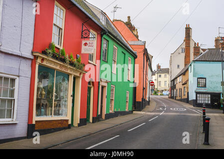 Bungay UK, Blick auf Geschäfte und Immobilien entlang der Bridge Street im Zentrum der Marktstadt Bungay, Suffolk, England, Großbritannien Stockfoto