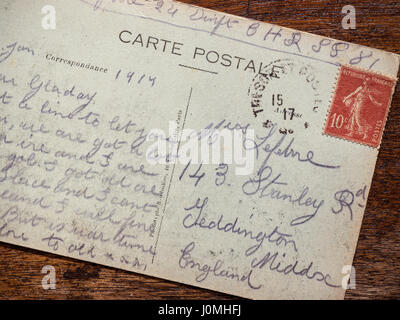 Poignant vintage Historic WW1 1917 Postkarte, aus der Schlacht vor Verdun in Frankreich gesendet, durch einen britischen Soldaten ließ seine Freundin weiß, dass er in Ordnung ist, Ersten Weltkrieg Weltkrieg 1. Stockfoto