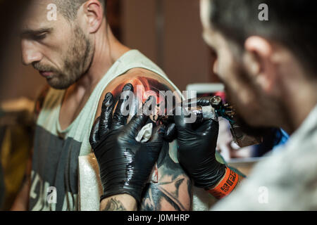 GALWAY, Irland - SEPTEMBER 12: Tattoo-Künstler bei der Arbeit während der 3. jährlichen internationalen Galway Tattoo Show am 12. September 2015 Stockfoto