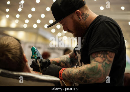 GALWAY, Irland - SEPTEMBER 12: Tattoo-Künstler bei der Arbeit während der 3. jährlichen internationalen Galway Tattoo Show am 12. September 2015 Stockfoto