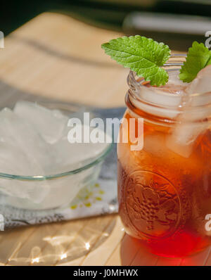 Ein erfrischendes Getränk mit Minze im Sonnenlicht. Stockfoto