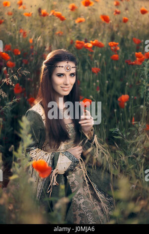 Mittelalterliche Prinzessin in einem Feld von Mohn Stockfoto