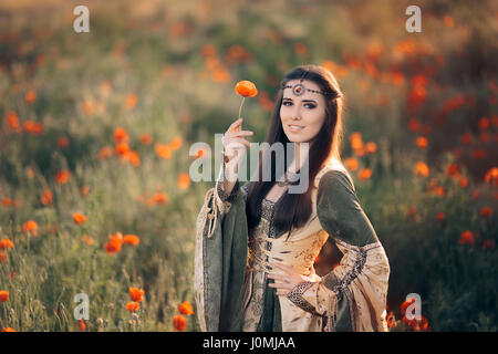 Mittelalterliche Prinzessin in einem Feld von Mohn Stockfoto