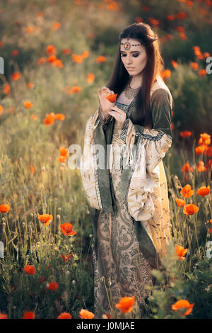 Prinzessin, die Blütenblätter von einer Mohnblume für Liebe Superstation ziehen Stockfoto