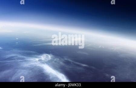 Blauen Wolkenhimmel aus Flugzeug-Fenster-Ansicht Stockfoto