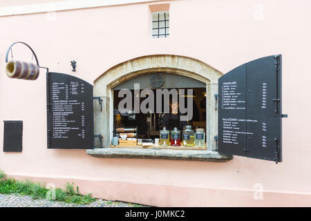 Prag, Tschechische Republik - 27. Juni 2016: Street Fenster Café und Bäckerei verkaufen traditionelles Gebäck Trdelník in der Altstadt von Prag, Tschechische Republik. Stockfoto