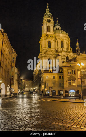 Blick auf die St. Nikolaus Kirche, Mala Strana, Prag. Die Kirche des Heiligen Nikolaus ist eine barocke Kirche auf der Kleinseite von Prag. Stockfoto